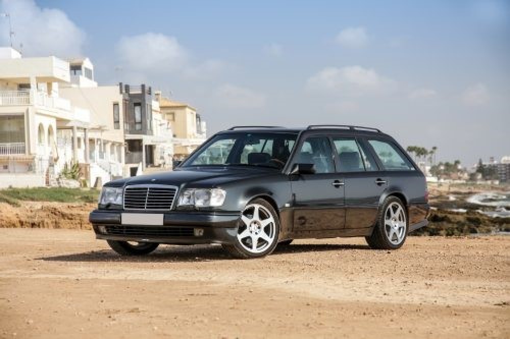 Mercedes-Benz E36 AMG - Colors of Speed